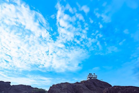 佳作空に近いベンチの画像