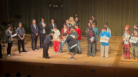 副賞贈呈の様子