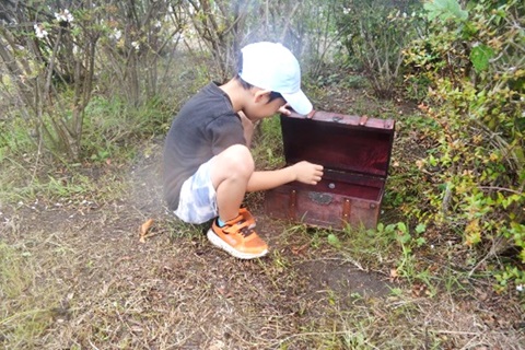 宝箱を探す参加者の画像