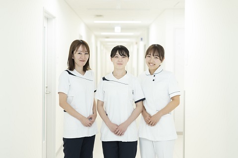 ICU病棟・看護師 Sさん（写真・左） 3A病棟（急性期精神科）・看護師 Nさん（写真・中央） 2B病棟（外科病棟）・看護師 Mさん（写真・右）