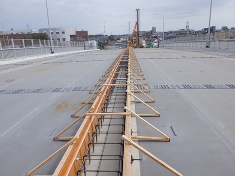 都市計画道路　藤崎茜浜線　跨線橋　橋面上の写真　2025年7月時点