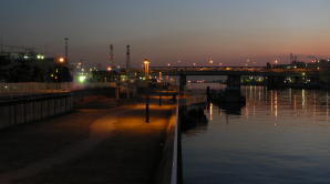 夜の船橋港親水公園