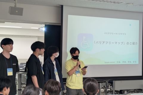 チーム「team-minn」がアイデアを発表している写真(船橋情報ビジネス専門学校会場2日目)