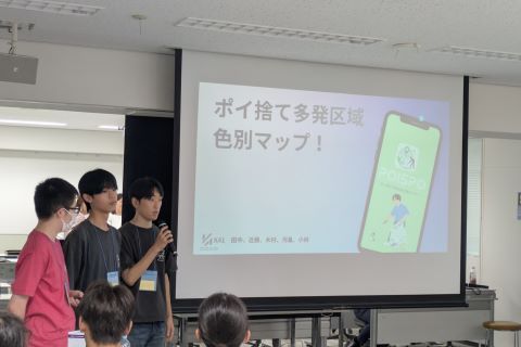 チーム「K41」がアイデアを発表している写真(船橋情報ビジネス専門学校会場2日目)