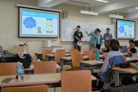 チーム「船橋魂」がアイデアを発表している写真(明海大学会場2日目)