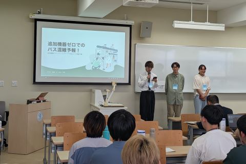 チーム「HT-P1」がアイデアを発表している写真(明海大学会場2日目)