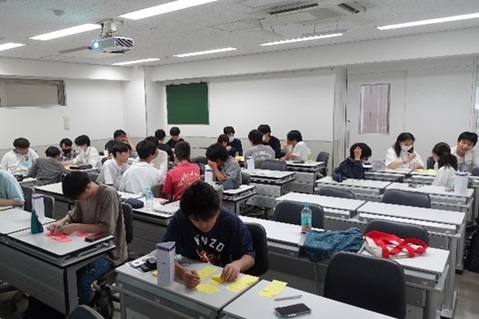船橋情報ビジネス専門学校会場の検討風景（アイデアソン）