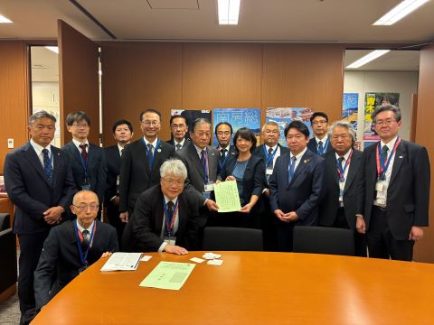 青木参議院議員と要望書手交