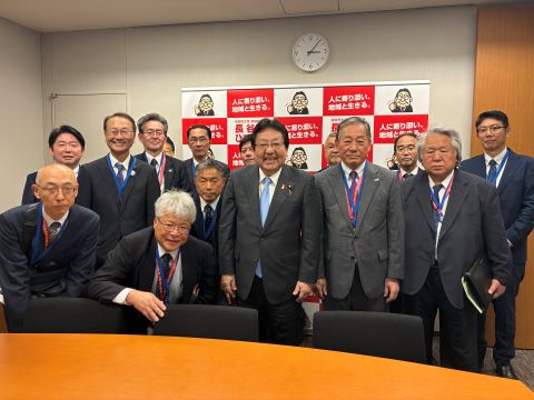 長谷川参議院議員と要望書手交
