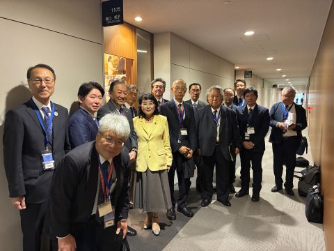 猪口参議院議員と要望書手交