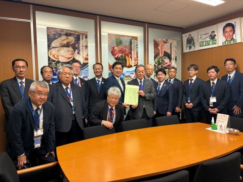 臼井参議院議員と要望書手交