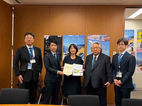 青木参議院議員と要望書手交