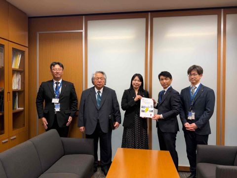 小林参議院議員と要望書手交