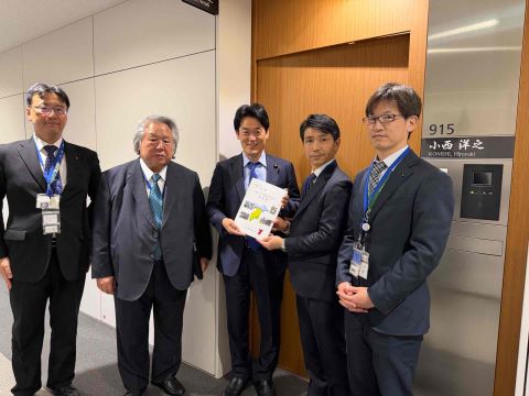 小西参議院議員と要望書手交