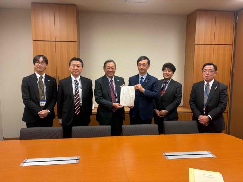 宮川衆議院議員と要望書手交