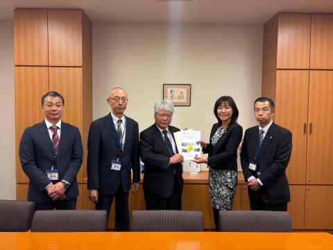 岡野衆議院議員と要望書手交