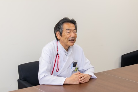 米本副病院長左向き写真