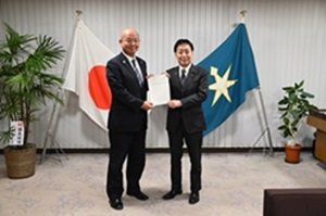 報告書を議長へお渡しする様子