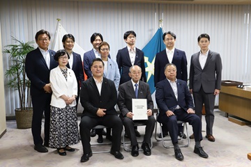 提言書を議長へ提出するワーキンググループ議員の様子