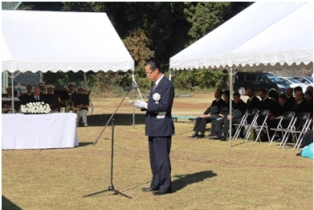 追悼の言葉を述べる本間議長