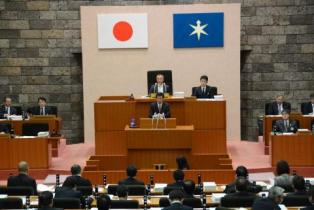 議会を進行する小高議長の写真