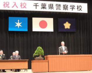 来賓としてあいさつする小高議長の写真