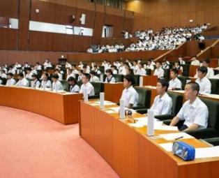 中学生県議会の議場での様子