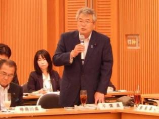 議長会委員会で協議を行う吉本議長