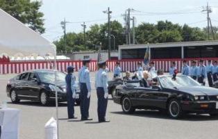 来賓者の車での巡閲の様子