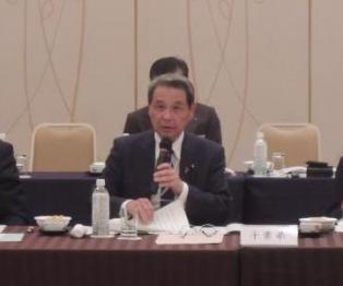 会議で発言する石毛副議長