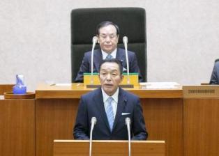 就任のあいさつをする阿井議長