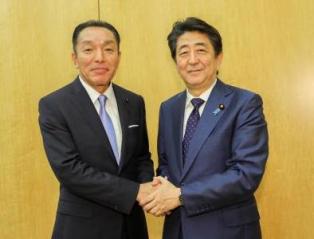 安部総理大臣と握手を交わす阿井議長