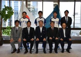 JFE東日本野球部と記念撮影する阿井議長