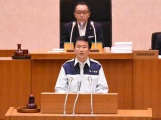 定例県議会であいさつする森田知事