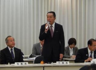 全国議長会委員会でお礼を述べる阿井議長