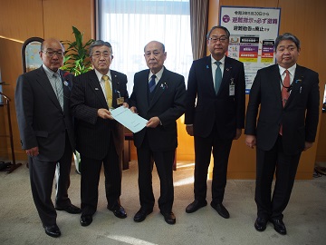 議長会総会後の記念撮影-二之湯国土強靭化大臣と信田議長他3名