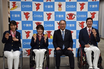 パラリンピックメダリスト3名と記念撮影をする信田議長