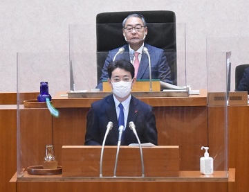 議案提案理由説明をする熊谷知事