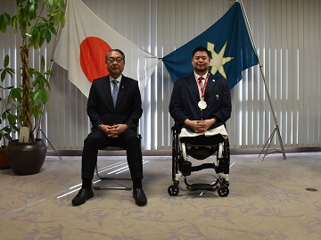 パラオリ車いすバスケットボール銀メダリスト香西選手と信田議長