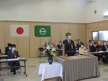 優良木材展示会表彰式で祝辞を述べる江野澤副議長