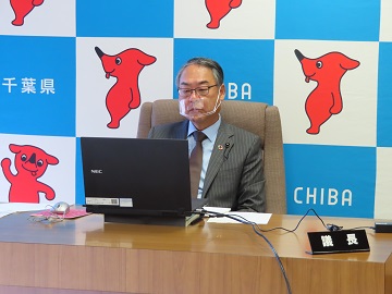 全国都道府県議会議長会にオンラインで出席する信田議長の写真