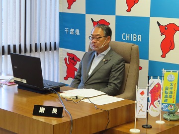 全国都道府県議会議長会定例総会にオンラインで出席する信田議長の写真