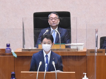 2月定例県議会で議案の提案理由説明をする熊谷知事