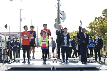 アクアラインマラソンにて挨拶する佐野議長