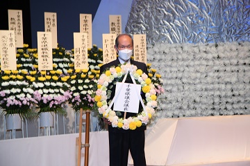 千葉県教育塔合祀慰霊祭にて献花を行う佐野議長