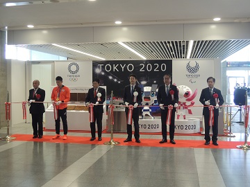 東京オリパラ展示コーナー開設式でテープカットをする知事と信田議長