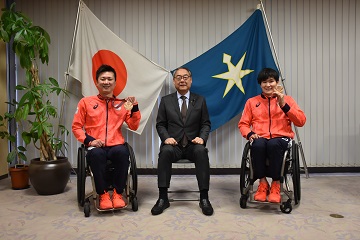 パラオリ車いすラグビー今井選手と羽賀選手-中央に信田議長