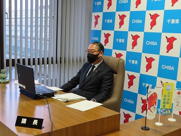 全国都道府県議会議長会定例総会にオンラインで出席する信田議長