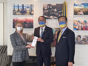 ウクライナ書記官に義援金を贈呈する信田議長と本田議員