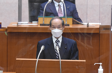 就任のあいさつを述べる佐野議長